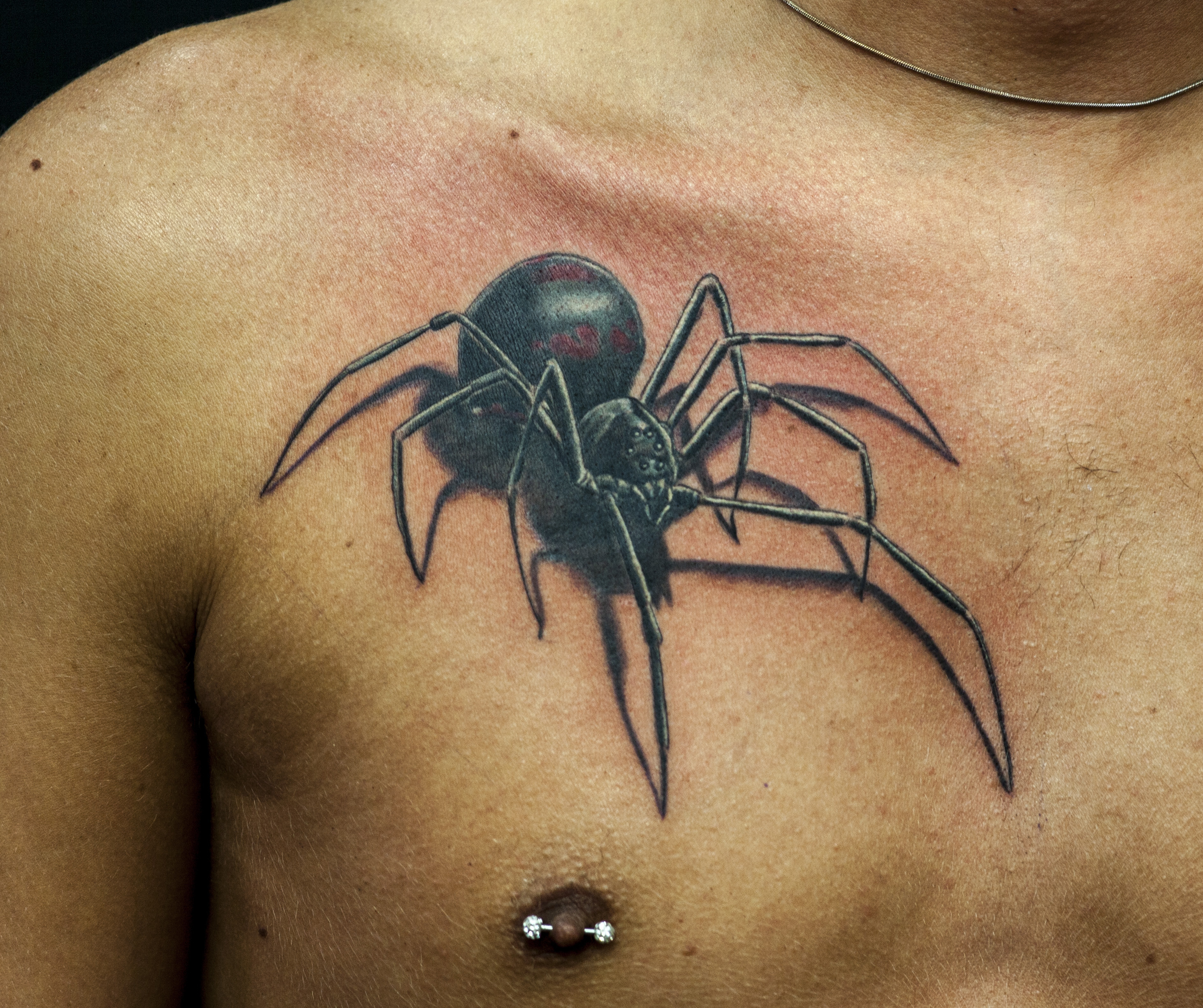Тату паук у мужчины. Паук крестовик тату. Тату паук 3д. Тату паук на плече.