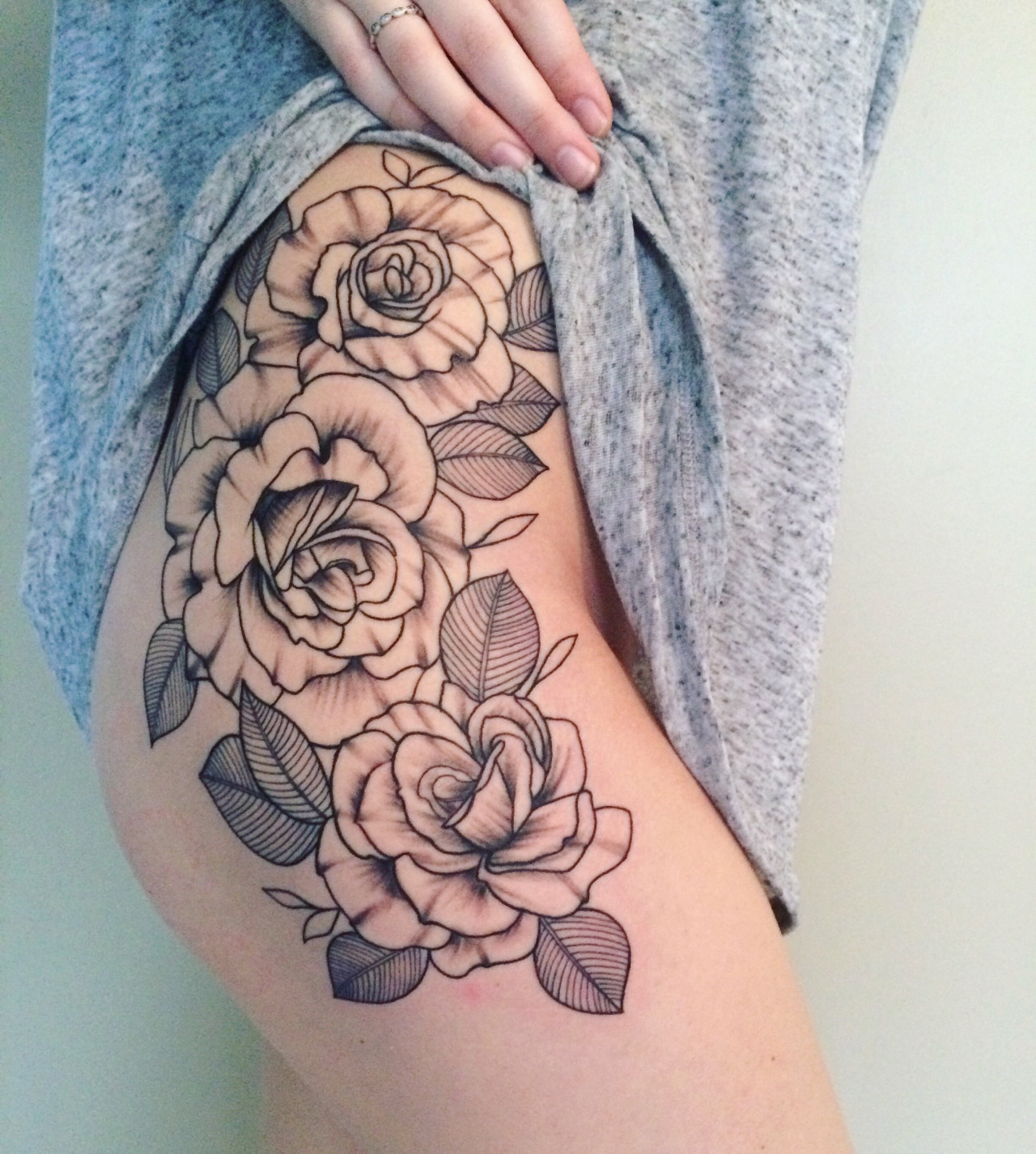 Tattoo of the day - Page 6 Rose-Thigh-Tattoos-Drawings
